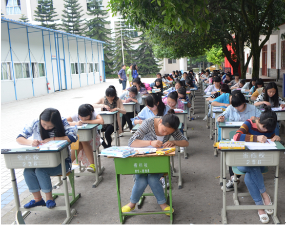 我校2012级学前教育专业学生进行了儿童画的考核