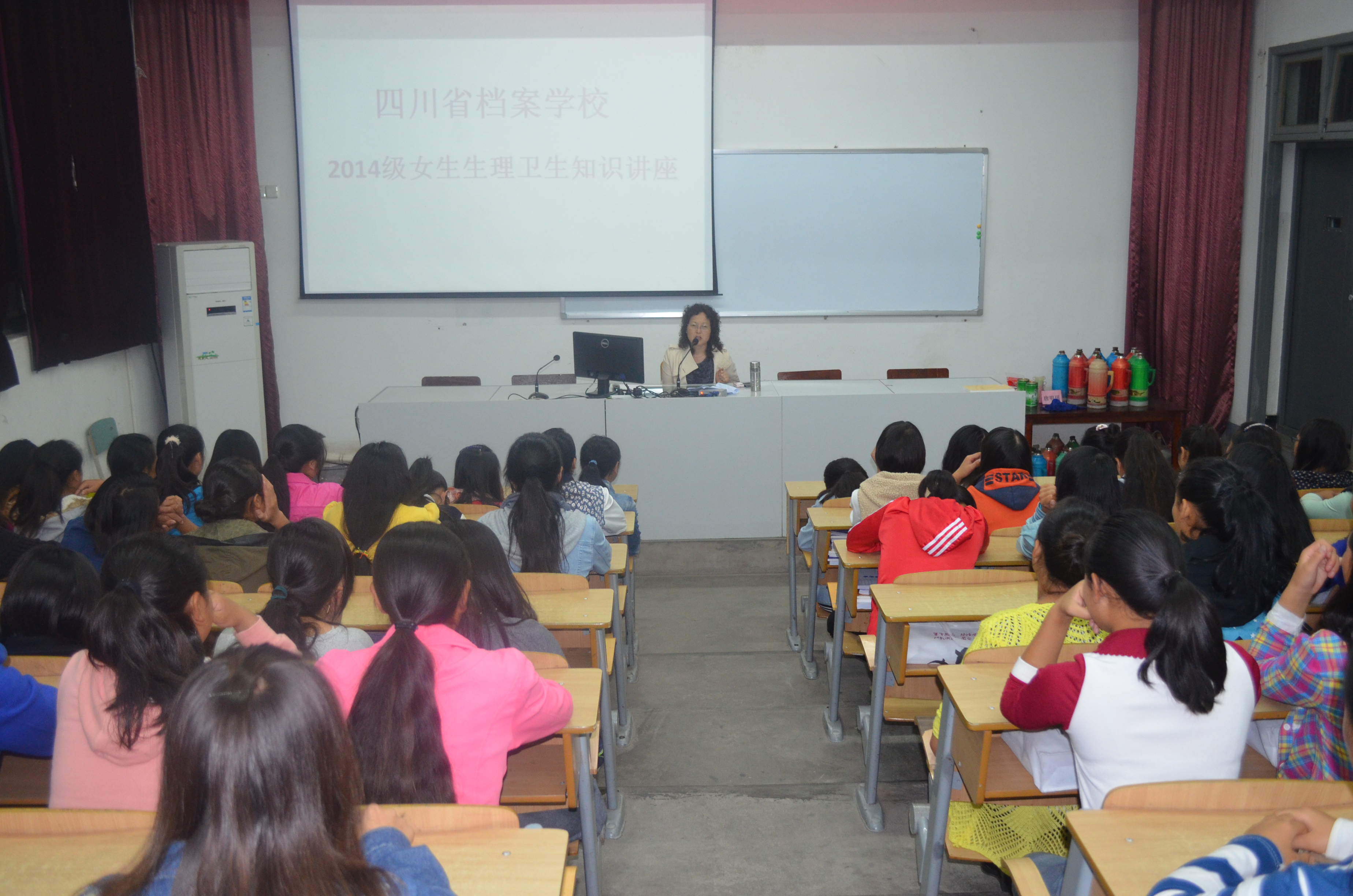 我校举行2014级女生生理卫生知识讲座