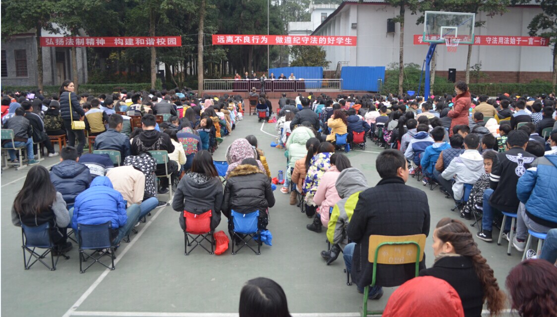 我校举办《远离不良行为做遵纪守法好学生》法制报告会